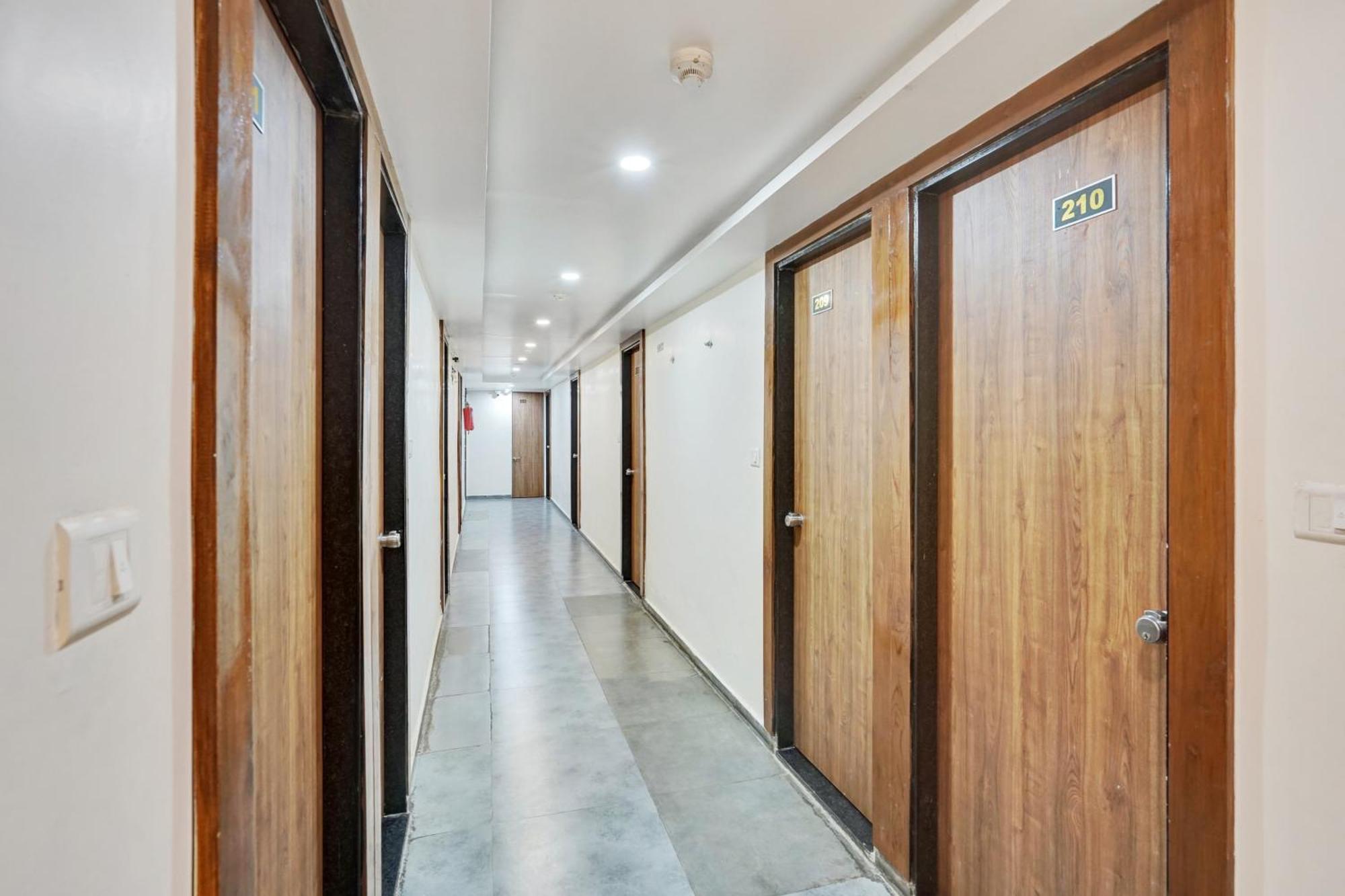 Super Collection O Kudasan Gandhinagar Formerly Hotel Royal Mansion エクステリア 写真