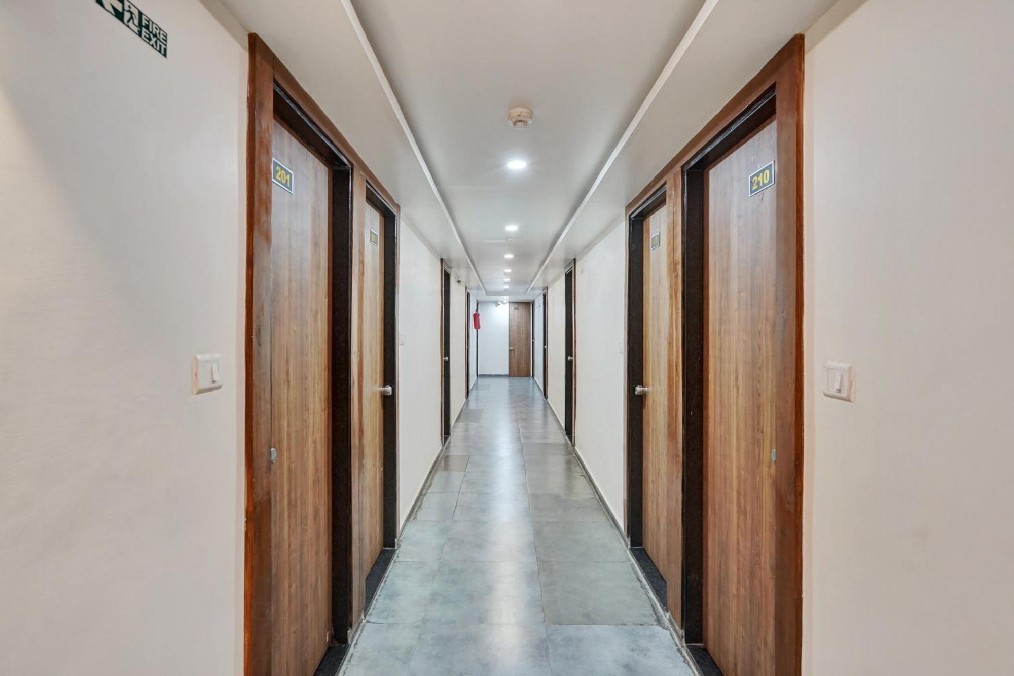 Super Collection O Kudasan Gandhinagar Formerly Hotel Royal Mansion エクステリア 写真